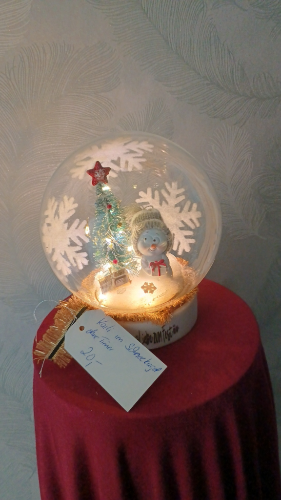 1017 - Karli in der Schneekugel